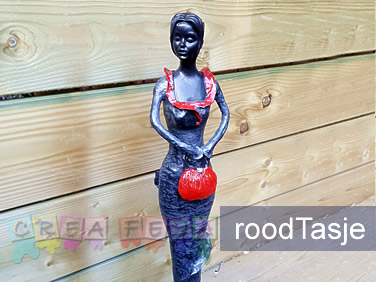 sculpture dame met rood tasje